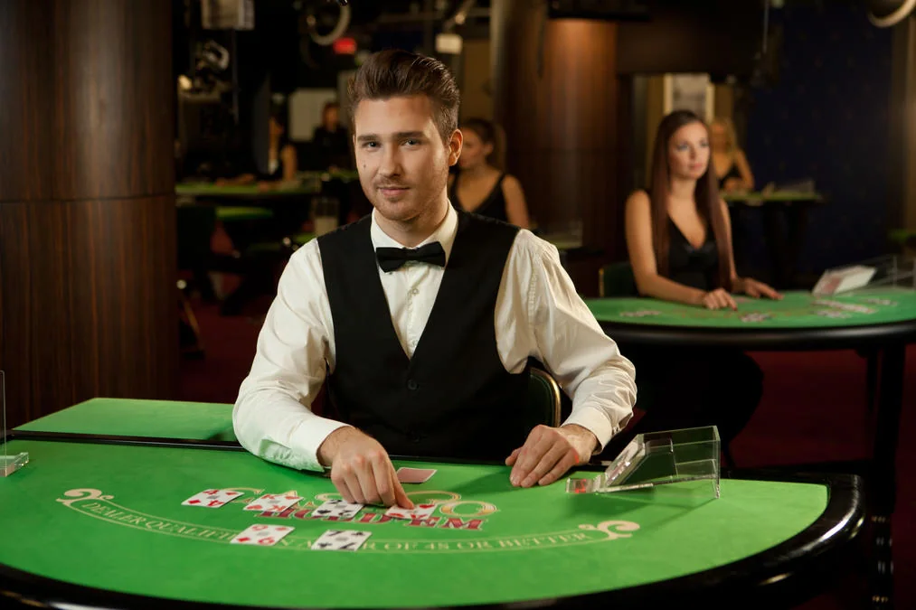 Meja dealer dalam suasana kasino live SLOT39